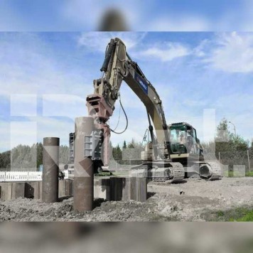 Gravemaskine med en vibrationslæsser Caterpillar 318C til leje.-1